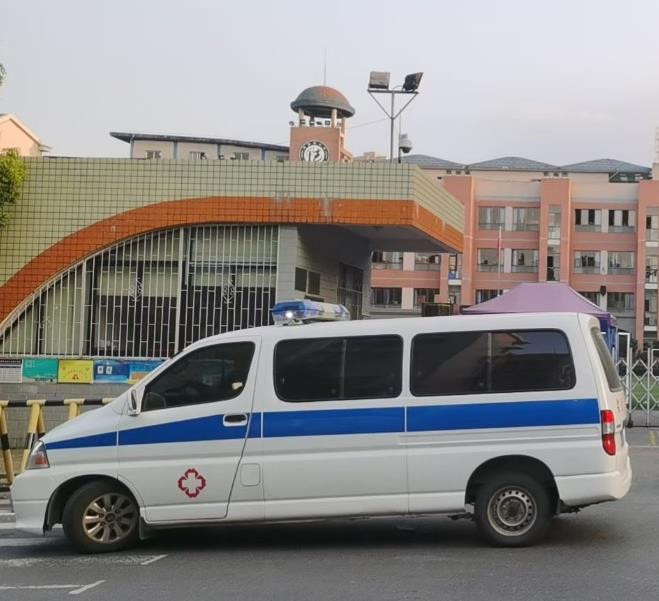 东兴救护车出租护送骨折病人一公里多少钱